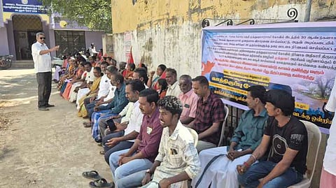 காத்திருப்புப் போராட்டம் நடத்திய மாா்க்சிஸ்ட் கட்சியினா்