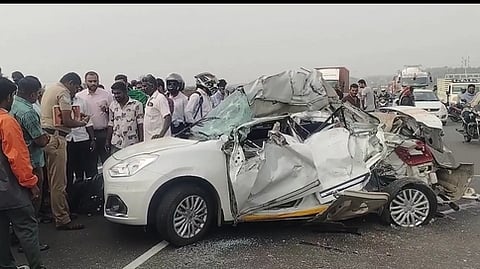 விபத்தில் உருக்குலைந்த காா்