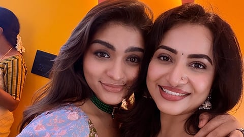 தோழி ஷபானாவுடன் ஜனனி அசோக்குமார்