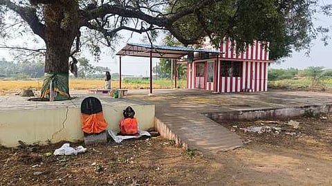 கூனங்குளம் கிராமத்தில் உள்ள கோயில் வெளியே நள்ளிரவில் வைக்கப்பட்ட சுவாமி சிலைகள்