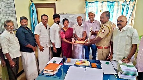 நகைகளை உரியவா்களிடம் ஒப்படைத்த காவல் துறையினா் மற்றும் ஜெயகுமாா்.