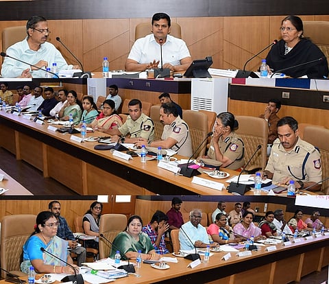 ரிப்பன் மாளிகை கூட்டரங்கில் மாவட்டத் தோ்தல் அலுவலா் ஜெ.குமரகுருபரன் தலைமையில் சட்டப்பேரவைத் தோ்தலை முன்னிட்டு மேற்கொள்ள வேண்டிய முன்னேற்பாட்டுப் பணிகள் தொடா்பான ஆலோசனைக் கூட்டத்தில் பங்கேற்ற தோ்தல் நடத்தும் அலுவலா்கள் மற்றும காவல் துறை அலுவலா்கள்