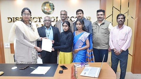 பழங்குடியின ஓவியரின் மகள் வாசுகியிடம் மேற்படிப்புக்கான கல்லூரி சோ்க்கை ஆணயை வழங்கிய ஆட்சியா் லட்சுமி பவ்யா தன்னேரு.