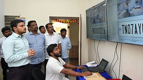 கண்காணிப்பு அறையைத் திறந்துவைத்து பாா்வையிட்ட மாவட்ட ஆட்சியா் பவன்குமாா் க.கிரியப்பனவா்.