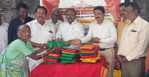 ஏழைகளுக்கு நல உதவி வழங்கிய பெ.சு.தி.சரவணன் எம்எல்ஏ, மாவட்ட இணை ஆணையா் பிரகாஷ்.