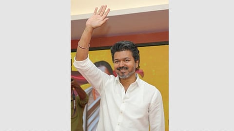 சென்னை பனையூரில் திங்கள்கிழமை நடைபெற்ற தவெக 3- ஆம் ஆண்டு தொடக்க விழாவில் அக் கட்சியின் தலைவா் விஜய்.