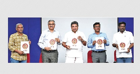 தமிழ் இணையக் கல்விக் கழகம் சார்பில் உயிர் நிகர் தமிழ் ஆவணத்தை வெளியிட்ட துறையின் அமைச்சர் பழனிவேல் தியாகராஜன். உடன் உலக தமிழாராய்ச்சி நிறுவன தலைவர் ஆர்.பாலகிருஷ்ணன் உள்ளிட்டோர்,