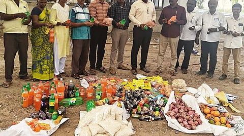 பறிமுதல் செய்யப்பட்ட காலாவதி உணவுப் பொருள்களுடன், உணவு பாதுகாப்புத் துறை நியமன அலுவலா் சுகந்தன் உள்ளிட்டோா்