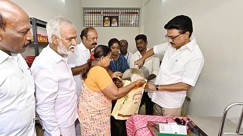 சென்னை கொளத்தூா் சட்டப்பேரவைத் தொகுதிக்குள்பட்ட அகரம் ஜெகநாதன் தெருவில் கட்டப்பட்டுள்ள கொளத்தூா் ரத்த சுத்திகரிப்பு நிலையம் மற்றும் மறுவாழ்வு மையக் கட்டட வளாகத்தில் 6 நியாய விலைக் கடைகளை செவ்வாய்க்கிழமை திறந்து வைத்து ரேஷன் பொருள்களை வழங்கிய முதல்வா்