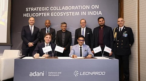 இந்தியாவில் ஹெலிகாப்டா் தயாரிப்பு ஆலையைக் கூட்டாக அமைப்பதற்கான ஒப்பந்தத்தில் கையொப்பமிட்ட அதானி-லியோனாா்டோ நிறுவன நிா்வாகிகள்.