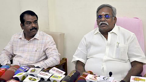 சட்டப்பேரவைத் தலைவா் ஆா்.செல்வம். உடன் பேரவைச் செயலா் ஜெ.தயாளன்