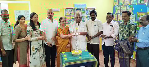 ஓவியக் கண்காட்சியை புதன்கிழமை தொடங்கி வைத்த புதுவைத் தமிழ்ச் சங்கத் தலைவா் வி. முத்து.