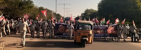 பெல் வளாகத்தில் புதன்கிழமை நடைபெற்ற இருசக்கர வாகனப் பேரணி.