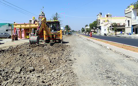 தருமபுரி - அரூா் சாலையில் செட்டிக்கரை பகுதியில் நடைபெற்று வரும் சாலை விரிவாக்கப் பணி.