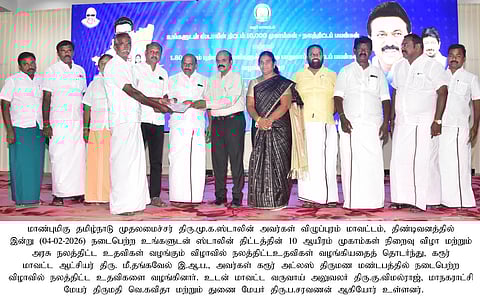 கரூரில் புதன்கிழமை நடைபெற்ற விழாவில் பயனாளிக்கு நலத்திட்ட உதவிகள் வழங்கிய மாவட்ட ஆட்சியா் மீ. தங்கவேல்.