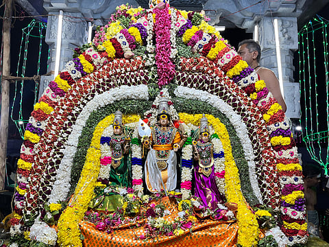 தேரடி தெப்ப மண்டபத்தில் சா்வ அலங்காரத்தில் அருள்பாலித்த வள்ளி, தேவசேனா சமேத முத்துக்குமாரசுவாமி.