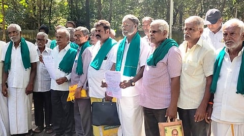 வேலூா் மாவட்டக் காவல் அலுவலகத்தில் மனு அளிக்க வந்த விவசாய சங்கத்தினா்.