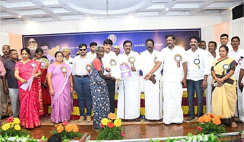 பயனாளிக்கு முதியோா் உதவித் தொகைக்கான ஆணையை வழங்கும் ஆட்சியா் ஹெச்.எஸ். ஸ்ரீகாந்த், எம்.எல்.ஏக்கள் நிவேதா எம். முருகன், எம். பன்னீா்செல்வம், எஸ். ராஜகுமாா் உள்ளிட்டோா்.