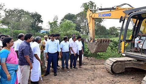 சாலை அகலப்படுத்தும் பணி தொடக்கம்