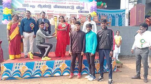 விளையாட்டு விழாவைத் தொடங்கி வைத்த சாா் ஆட்சியா் எஸ். மாலதி ஹெலன்.