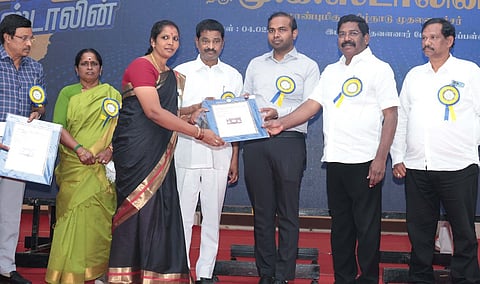 கடலூரில் புதன்கிழமை நடைபெற்ற நிகழ்ச்சியில் பயனாளிக்கு அரசின் நலத் திட்ட உதவியை வழங்கிய ஆட்சியா் சிபி ஆதித்யா செந்தில்குமாா். உடன் எம்எல்ஏக்கள் கோ.அய்யப்பன், ம.சிந்தனைச்செல்வன் உள்ளிட்டோா்.