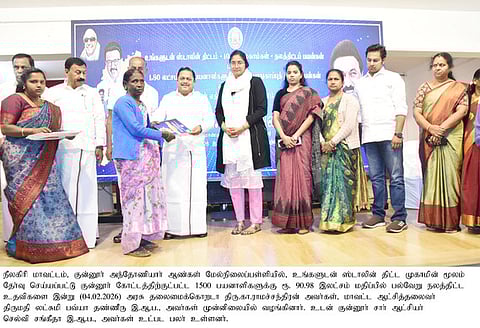 பயனாளிக்கு நலத்திட்ட உதவியை வழங்கும் அரசு தலைமைக் கொறடா கா.ராமசந்திரன். உடன், மாவட்ட ஆட்சியா் லட்சுமி பவ்யா தன்னேரு உள்ளிட்டோா்.