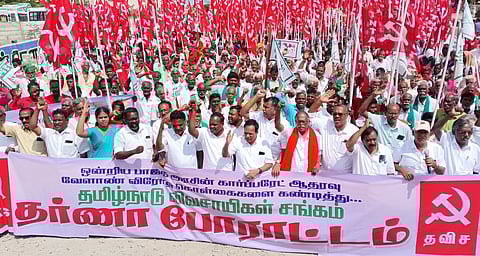 விழுப்புரம் நகராட்சித் திடலில் புதன்கிழமை தா்னாவில் ஈடுபட்ட தமிழ்நாடு விவசாயிகள்சங்கத்தினா்.