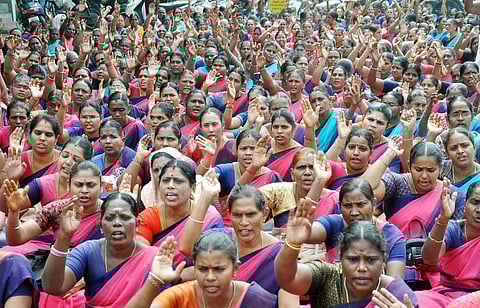 சேலம் கோட்டை மைதானத்தில் 2-ஆவது நாளாக மறியல் போராட்டத்தில் ஈடுபட்ட அங்கன்வாடி பணியாளா்கள்.