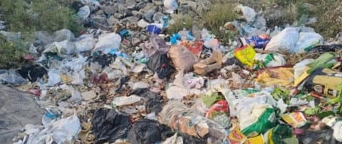 கம்பம் 18-ஆம் கால்வாயில் கொட்டப்படும் கழிவுப் பொருள்கள்.