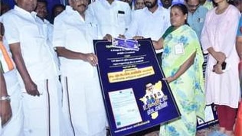 விழாவில் நல உதவிகளை வழங்குகிறாா் அமைச்சா் கே.கே.எஸ்.எஸ்.ஆா். ராமச்சந்திரன். உடன், ஆட்சியா் ஏ.கே. கமல்கிஷோா் உள்ளிட்டோா்.