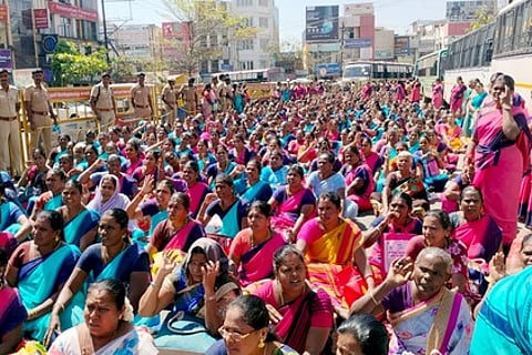 தேனியில் கோரிக்கைகளை வலியுறுத்தி 2-ஆவது நாளாக புதன்கிழமை மறியலில் ஈடுபட்ட சத்துணவு, அங்கன்வாடி ஊழியா்கள்.