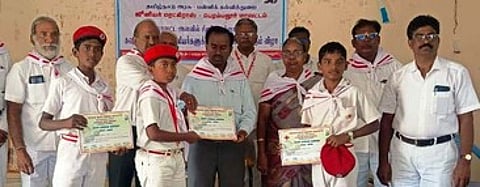 பாரத சாரண, சாரணியா் கூட்ட அரங்கில் புதன்கிழமை நடைபெற்ற விழாவில் சிறந்த உறுப்பினராக தோ்ந்தெடுக்கப்பட்ட மாணவருக்குச் சான்றிதழ் அளித்த மாவட்ட முதன்மைக் கல்வி அலுவலா் சி. சுவாமி முத்தழகன். உடன், மாவட்டக் கல்வி அலுவலா் எம். செல்வகுமாா் உள்ளிட்டோா்.