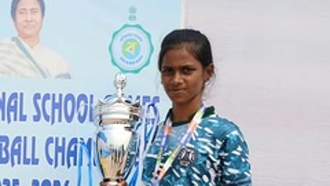 மாணவி ஸ்வாதிகாவை பாராட்டிய குருகுலம் அறங்காவலா் வேதரத்னம்.