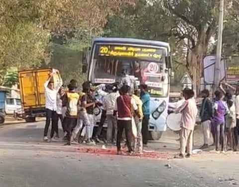 வேப்பனப்பள்ளியை அடுத்த நாச்சிகுப்பம் பிரிவு சாலை அருகே அரசுப் பேருந்தை தடுத்து நிறுத்தி பிறந்த நாள் கொண்டாடிய கும்பல்.