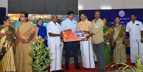 நிகழ்வில் நலத்திட்ட உதவிகளை வழங்குகின்றனா் மாவட்ட ஆட்சியா் வ. மோகனச்சந்திரன், சட்டப்பேரவை உறுப்பினா் பூண்டி கே. கலைவாணன்.