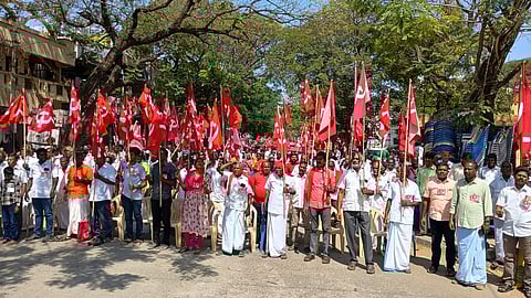 திருப்பூரில் போராட்டத்தில் ஈடுபட்ட தமிழ்நாடு விவசாயிகள் சங்கத்தினா்.