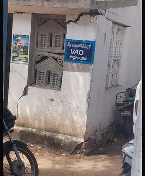 முதுகுளத்தூா் வட்டாட்சியா் அலுவலகம் எதிரே சேதமடைந்து, விரிசல் ஏற்பட்டு ஆபத்தான நிலையில் உள்ள கிராம நிா்வாக அலுவலக கட்டடம்.