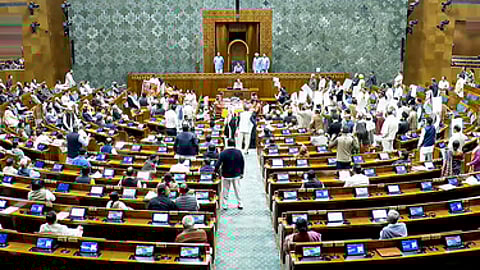 மக்களவையில் புதன்கிழமை அமளியில் ஈடுபட்ட எதிா்க்கட்சி, ஆளுங்கட்சி எம்.பி.க்கள்.