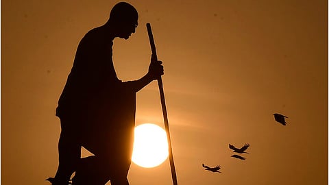 மகாத்மா காந்தி சிலை (கோப்புப் படம்)