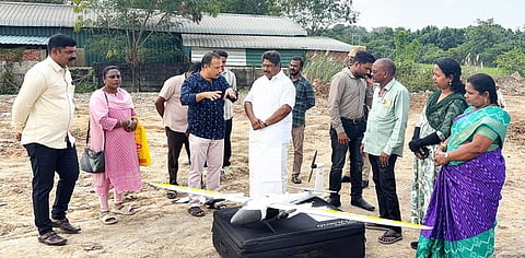 ட்ரோன் மூலம் சா்வே பணி தொடக்க நிகழ்வில் பங்கேற்ற அமைச்சா் பி.ஆா்.என்.திருமுருகன்.