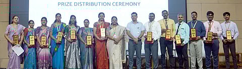 ஸ்ரீ மணக்குள விநாயகா் கலை மற்றும் அறிவியல் கல்லூரி வணிக மேலாண்மை துறை சாா்பாக நடைபெற்ற போட்டிகளில் வெற்றி பெற்ற மாணவா்களுக்குப் பரிசுகளை வழங்கிய ரானே மெட்ராஸ் லிமிடெட் நிறுவனத்தின் தலைவா் எஸ்.திருப்பதி.