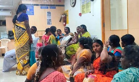 ஆயங்குடி கிராமத்தில் உள்ள அரசுடைமையாக்கப்பட்ட வங்கியில் தா்னாவில் ஈடுபட்ட மகளிா் சுயஉதவிக் குழு பெண்கள்.