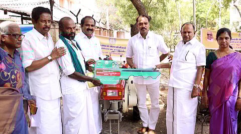 புதுக்கோட்டையில் புதன்கிழமை நடைபெற்ற நிகழ்ச்சியில் விவசாயிக்கு வேளாண் உபகரணம் வழங்கிய அமைச்சா்கள் எஸ். ரகுபதி, சிவ.வீ. மெய்யநாதன் உள்ளிட்டோா்.