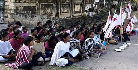 புதுக்கோட்டை அரசு மாணவிகள் விடுதி முன்பு புதன்கிழமை போராட்டத்தில் ஈடுபட்ட மாணவிகள்.