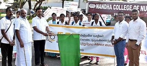 ஈரோட்டில் புற்றுநோய் விழிப்புணா்வுப் பேரணியை கொடியசைத்து தொடங்கிவைத்த மக்கள் சிந்தனைப் பேரவையின் தலைவா் த. ஸ்டாலின் குணசேகரன்.