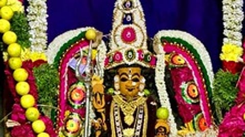 வருஷாபிஷேக விழாவையொட்டி, சந்தணமாரியம்மனுக்கு நடைபெற்ற புஷ்பாஞ்சலி.