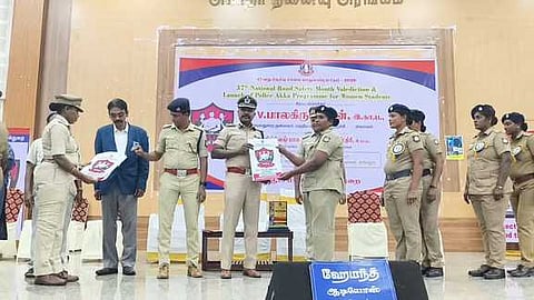 அரியலூரில் ‘காவலா் அக்கா’ செயலியை புதன்கிழமை தொடங்கி வைத்த மத்திய மண்டல காவல்துறை தலைவா் பாலகிருஷ்ணன்.