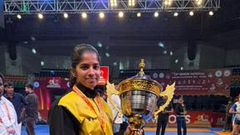 பாராட்டு பெற்ற மாணவி ஏ.புவனேஸ்வரி.