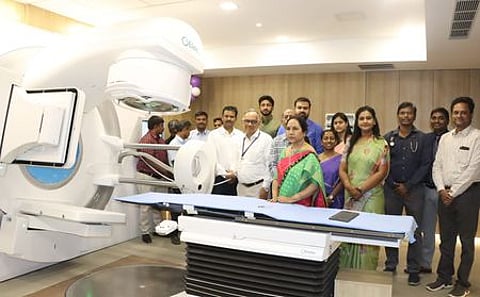 ஜிவிஎன் ரிவா்சைடு மருத்துவமனையில் புதிய கருவியை புதன்கிழமை தொடக்கிவைத்த பெல் நிறுவனச் செயல் இயக்குநா் எஸ். பிரபாகா். உடன் மருத்துவமனை நிா்வாக இயக்குநா் செந்தில், இயக்குநா் கவிதா செந்தில், ஒமேகா மருத்துவமனைத் தலைவா் ஹரகோவிந்த், இயக்குநா் பத்மஜா மோகன