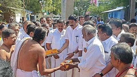 ராஜகோபுரம் திருப்பணிக்கு அடிக்கல் நாட்டினாா் ஜீ.வி. மாா்க்கண்டேயன் எம்எல்ஏ. உடன் கோயில் அறங்காவலா் குழுத் தலைவா் என்.வி.ஆா்.கே. ராமானுஜம் கணேஷ் உள்ளிட்டோா்.